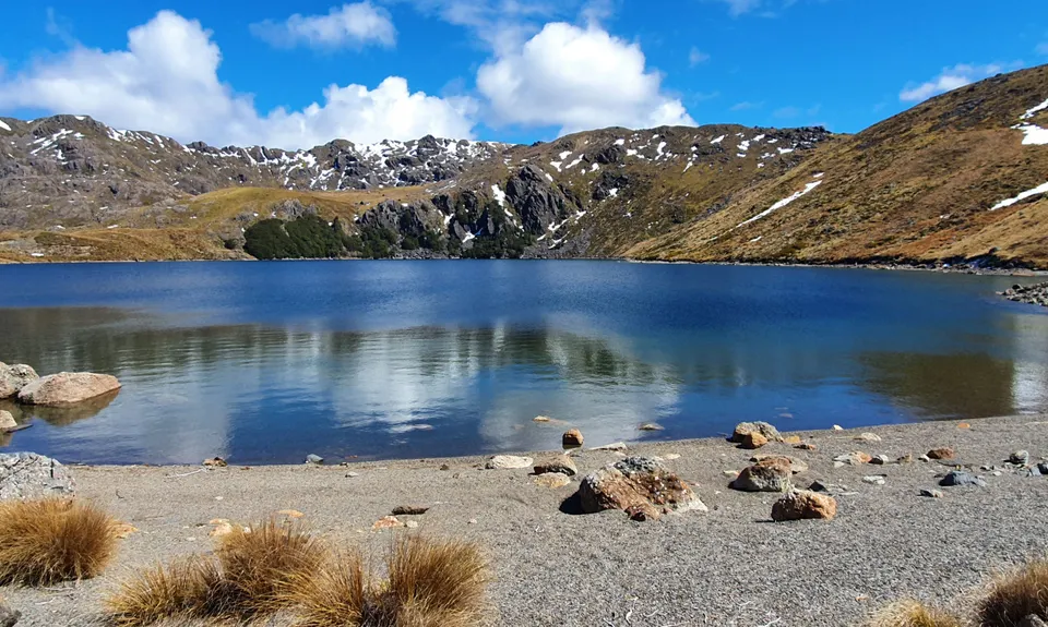 Sylvester Hut, Tasman