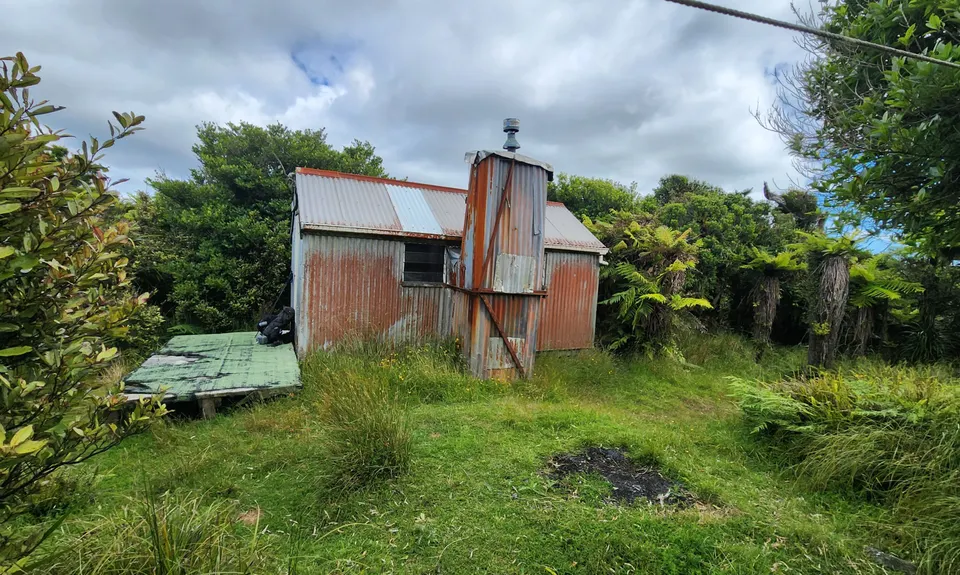 Puketutu Hut
