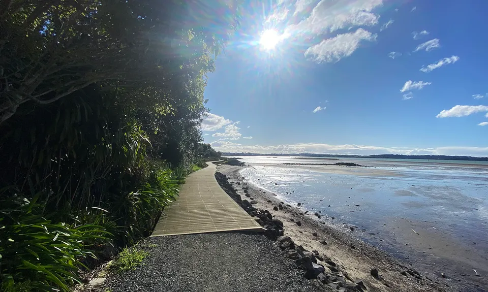 Around the Outside at Te Atatu, Auckland