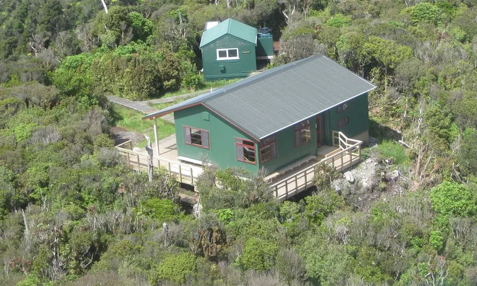 Pāhautea Hut