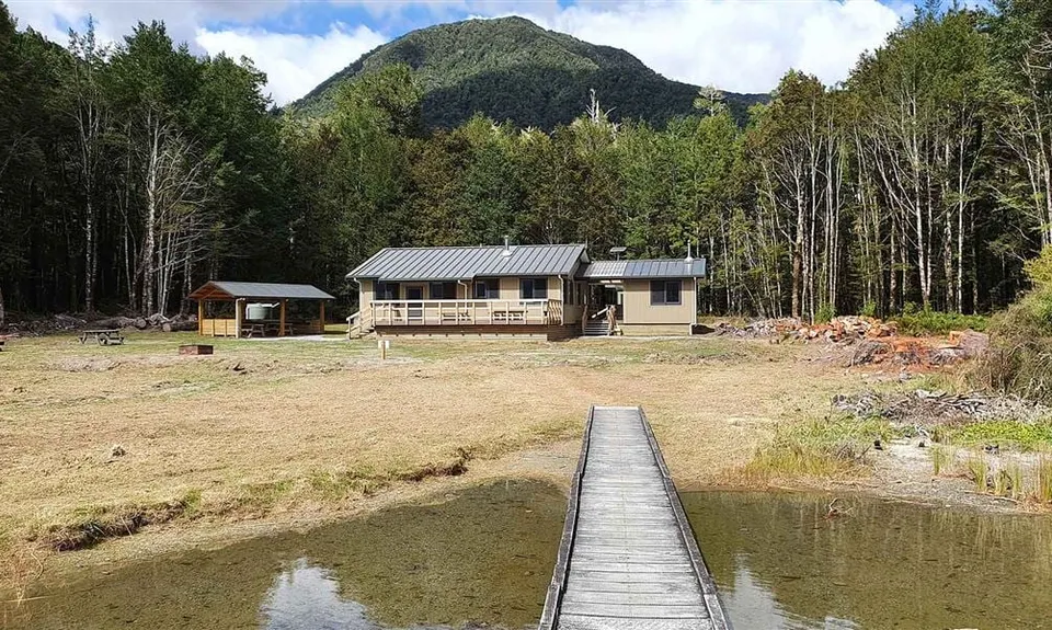 Kōhanga Atawhai – Manson Nicholls Hut