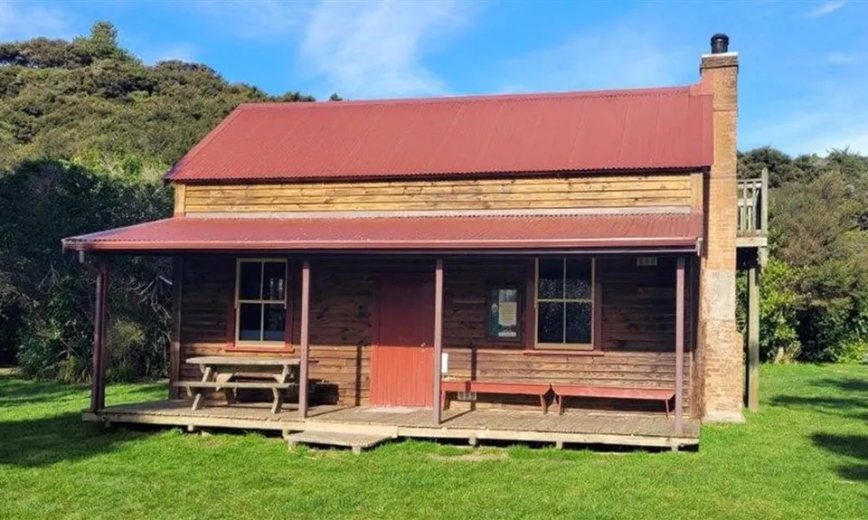 Whariwharangi Hut