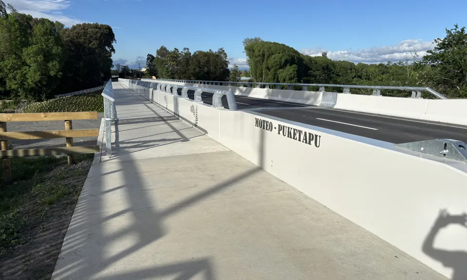 To the Puketapu Pub!, Hawkes Bay